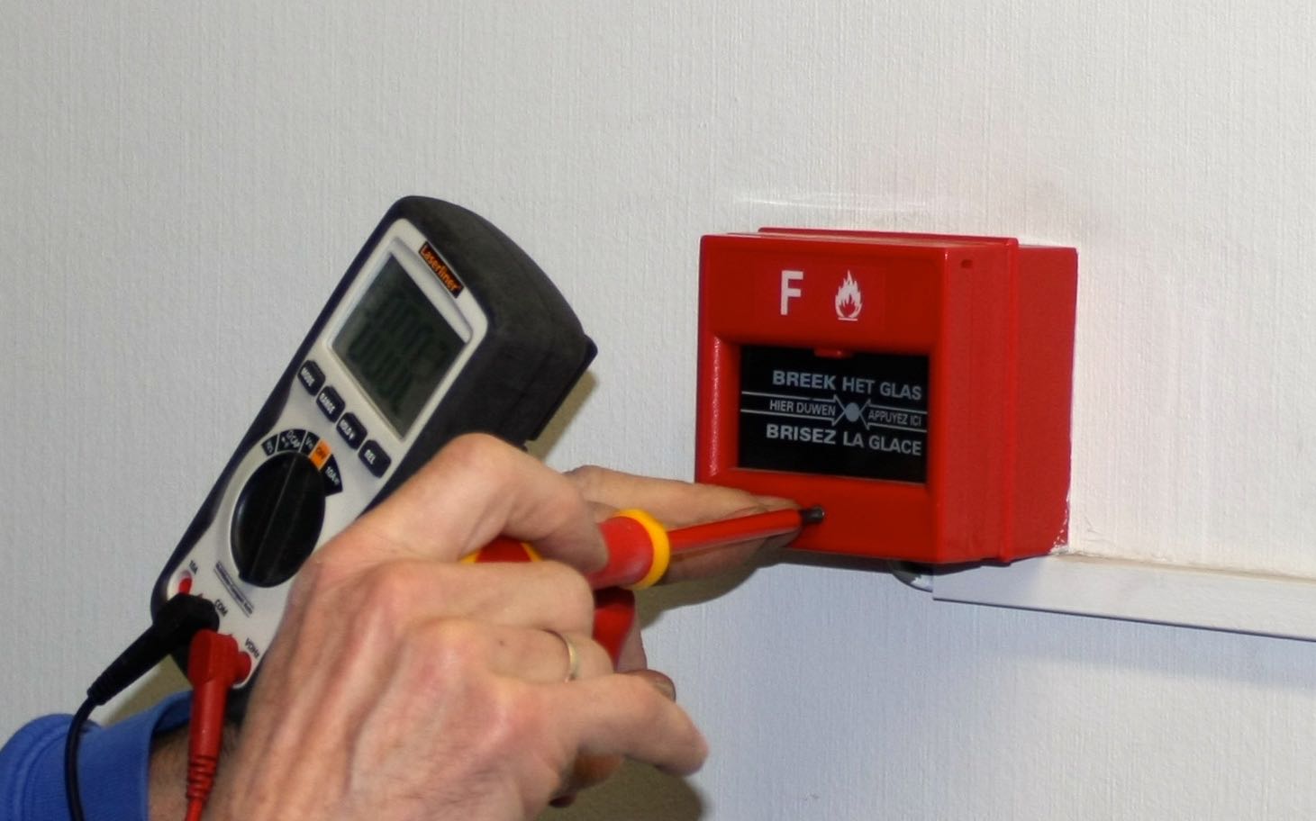 Placement de boutons poussoir relié au systeme d'alarme incendie