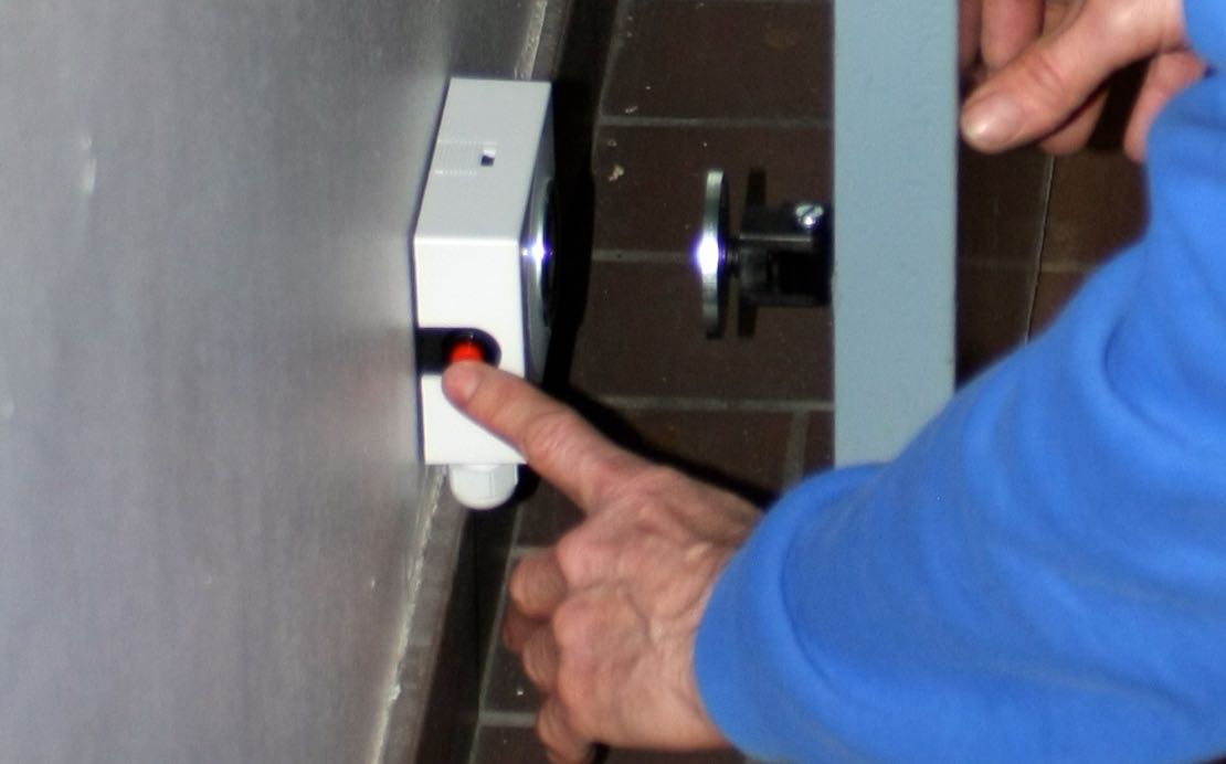Les contact magnetiques de portes sont essentiels pour garantir un bon passage en cas d'incendie.