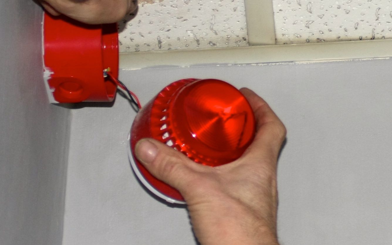 Sirenes worden verbonden aan uw brandbeveiligingsinstallatie